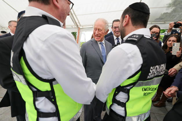 King Charles in Golders Green King Charles meets members of the Shomrin Jewish security group who helped apprehend the man who was attacking people with a knife in Golders Green in North London following the attack on Jewish residents there two weeks ago, Credit:Richard Pohle PA ROTA - B68 Avalon Golders Green Copyright: xRichardxPohlex xPAxROTAx-xB68x xAvalonx 1098932314