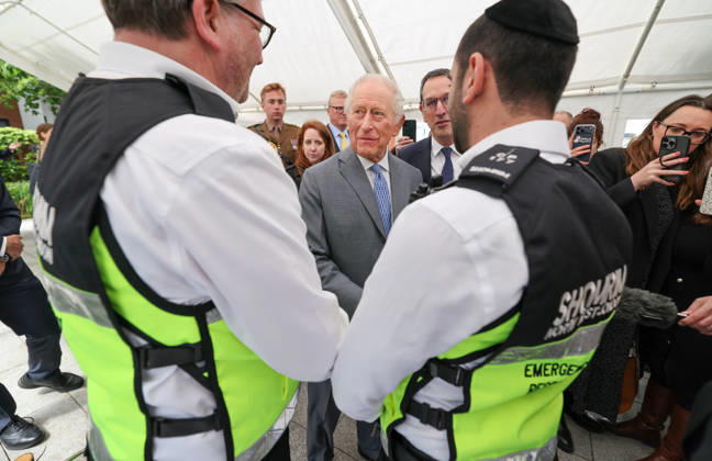 King Charles in Golders Green King Charles meets members of the Shomrin Jewish security group who helped apprehend the man who was attacking people with a knife in Golders Green in North London following the attack on Jewish residents there two weeks ago, Credit:Richard Pohle PA ROTA - B68 Avalon Golders Green Copyright: xRichardxPohlex xPAxROTAx-xB68x xAvalonx 1098932323