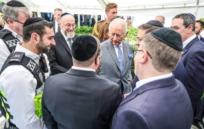 King Charles in Golders Green King Charles and Chief Rabbi Sir Ephraim Mirvis (L) meet members of the Shomrin Jewish security group who helped apprehend the man who was attacking people with a knife in Golders Green in North London following the attack on Jewish residents there two weeks ago, Credit:Richard Pohle PA ROTA - B68 Avalon Golders Green Copyright: xRichardxPohlex xPAxROTAx-xB68x xAvalonx 1098932332