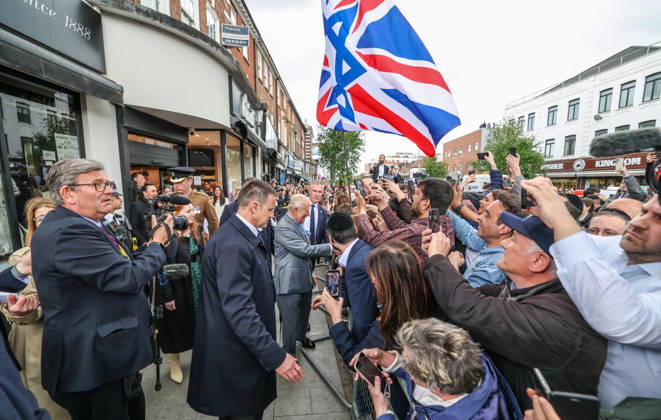 King Charles in Golders Green King Charles greets local residents in Golders Green in North London following the attack on Jewish residents., Credit:Richard Pohle PA ROTA - B68 Avalon Golders Green Copyright: xRichardxPohlex xPAxROTAx-xB68x xAvalonx 1098932341