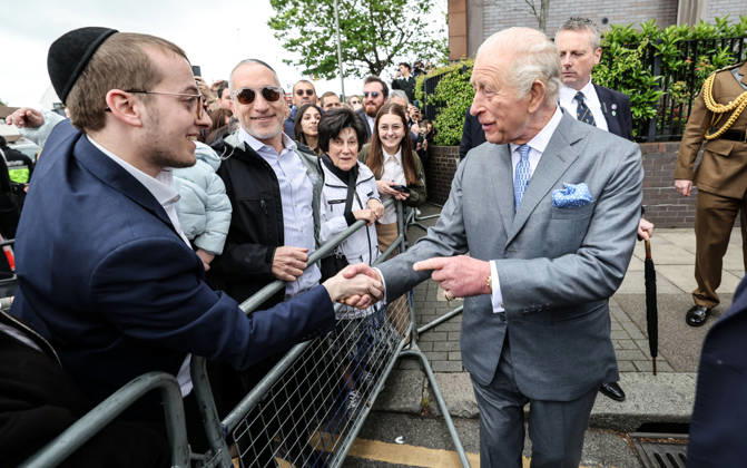 King Charles in Golders Green King Charles greets local residents in Golders Green in North London following the attack on Jewish residents., Credit:Richard Pohle PA ROTA - B68 Avalon Golders Green Copyright: xRichardxPohlex xPAxROTAx-xB68x xAvalonx 1098932402