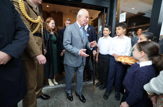 King Charles in Golders Green King Charles comes out of Grodz bakery as he greets local residents in Golders Green in North London following the attack on Jewish residents., Credit:Richard Pohle PA ROTA - B68 Avalon Copyright: xRichardxPohlex xPAxROTAx-xB68x xAvalonx 1098932469