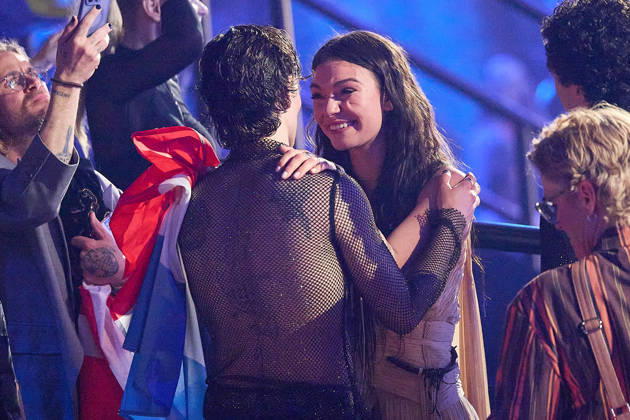 Vienna 14 05 2026 Eurovision Song Contest Vienna Vienna Vienne 2026 Live Show 2 Semi Final Live Show Second Semi Final En directe deuxième demi finale P H O T O the eliminated Eva Marija Luxembourg is consoled by Søren Torpegaard Lund L Denmark Eva Marija Luxembourg , who has been eliminated, is being consoled by Sør