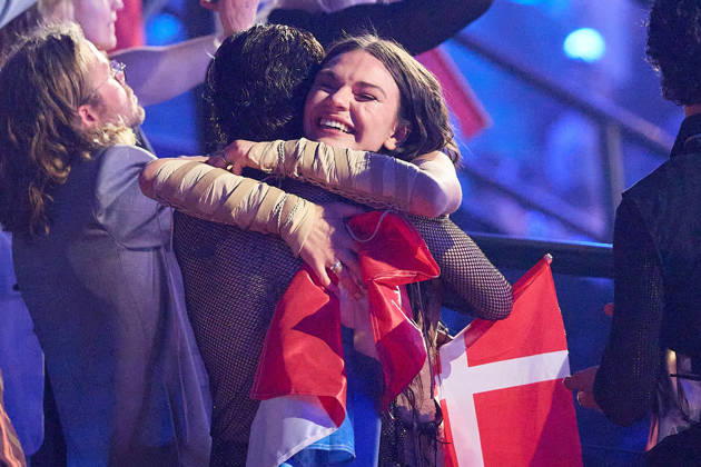 Vienna 14 05 2026 Eurovision Song Contest Vienna Vienna Vienne 2026 Live Show 2 Semi Final Live Show Second Semi Final En directe deuxième demi finale P H O T O the eliminated Eva Marija Luxembourg is consoled by Søren Torpegaard Lund L Denmark Eva Marija Luxembourg , who has been eliminated, is being consoled by Sør