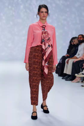 Australian Fashion Week 2026 - Runway - Ngali A model walks the runway during the Ngali Wander with Wonder Runway show at Australian Fashion Week 2026 at the Museum of Contemporary Art on May 15, 2026 in Sydney, Australia., Credit:IOIO IMAGES IOIO Avalon Australia, New South Wales, Sydney, Museum of Contemporary Art Copyright: xIOIOxIMAGESx xIOIOx xAvalonx 1099146100