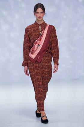 Australian Fashion Week 2026 - Runway - Ngali A model walks the runway during the Ngali Wander with Wonder Runway show at Australian Fashion Week 2026 at the Museum of Contemporary Art on May 15, 2026 in Sydney, Australia., Credit:IOIO IMAGES IOIO Avalon Australia, New South Wales, Sydney, Museum of Contemporary Art Copyright: xIOIOxIMAGESx xIOIOx xAvalonx 1099146144