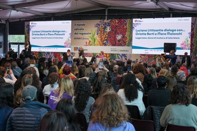 IPA84718891 - Turin. Second day of the 18th edition of the Turin International Book Fair entitled The World Saved by Kids. The fair will be open from May 14 to 18, 2026 at Lingotto Fiere Pictured: the audience with Orietta Berti, Luciana Littizzetto, Mara Maionchi  Copyright: xSalonexdelxLibrox xRiccardoxGiordanox 84718891