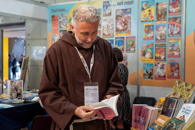 May 15, 2026, Turin, To, Italy: Some moments from the second day of the International Book Fair. Pictured is a priest reading a book. Turin, May 15, 2026 Turin Italy - ZUMAa289 20260515_zia_a289_019 Copyright: xSelenexDanielex xAgfx