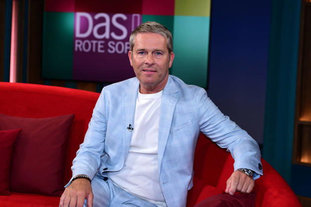 Hinnerk Baumgarten, the presenter on the program DAS Rote Sofa NDR on 15 05 2026 in Hamburg Hinnerk Baumgarten during the Das Rote Sofa tv show at NDR Studios on May 15, 2026 in Hamburg, Germany Maximilian Brueckner as a guest on the show DAS Rote Sofa NDR in Hamburg