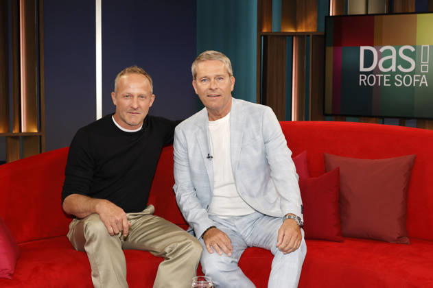 Maximilian Brückner and Hinnerk Baumgarten in the NDR news and talk show DAS Rote Sofa in the NDR television studio Lokstedt Hamburg, 15 05 2026 Foto:xH.xHartmannx xFuturexImagex brueckner_6501