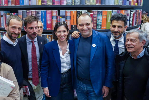 May 15, 2026, Turin, To, Italy: Democratic Party Secretary Elly Schlein and representatives of the Turin party pose for a photo at the book tower at the International Book Fair. Turin, May 15, 2026 Turin Italy  - ZUMAa289 20260515_zia_a289_025 Copyright: xSelenexDanielex xAgfx