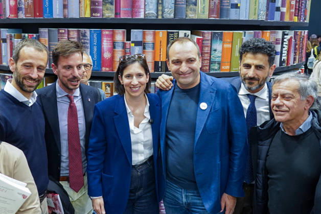 May 15, 2026, Turin, To, Italy: Democratic Party Secretary Elly Schlein and representatives of the Turin party pose for a photo at the book tower at the International Book Fair. Turin, May 15, 2026 Turin Italy  - ZUMAa289 20260515_zia_a289_026 Copyright: xSelenexDanielex xAgfx