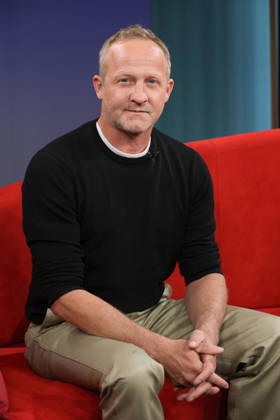 Maximilian Brückner, actor, guest on the television program DAS Rote Sofa, a live talk show on Norddeutscher Rundfunk, photo session on 15 5 2026 in the NDR television studio in Hamburg Lokstedt