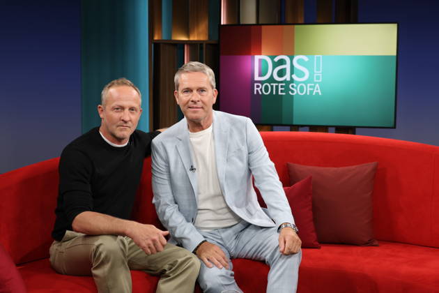 Maximilian Brückner, actor, guest on the television program DAS Rote Sofa, a live talk show on Norddeutscher Rundfunk, on the right presenter Hinnerk Baumgarten, photo session on 15 5 2026 in the NDR television studio in Hamburg Lokstedt