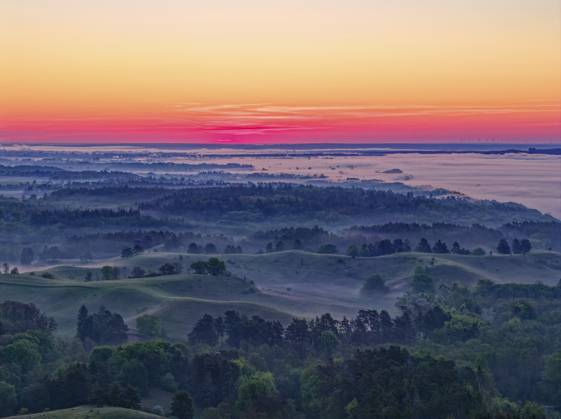 Die hügelige Landschaft der Uckermark am Rande des Odertals im Morgenlicht und Nebel über dem Nationalpark Unteres Odertal. Luftaufnahme. Stützkow, Schwedt, Brandenburg, Deutschland The hilly landscape of the Uckermark on the edge of the Oder Valley in morning light and fog above the Lower Oder Valley National Park. aerial view. Stützkow, Schwedt, Brandenburg, Germany Copyright: imageBROKER MarkusxBeck iblmbk17735901.jpg
