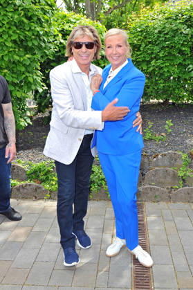 ZDF Fernsehgarten presenter Andrea Kiwi Kiewel and singer Hansi Hinterseer during the ZDF entertainment show Fernsehgarten on 17 05 2026 in Mainz 20260517MWI122869