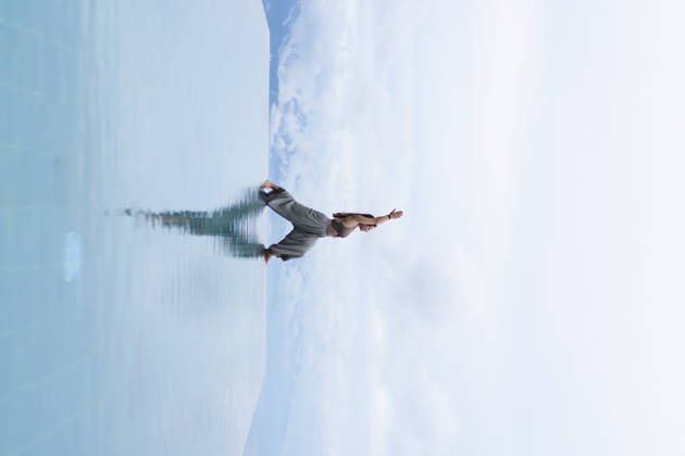 Woman in warrior yoga pose at infinity pool above clouds, Bali Buleleng, Bali, Indonesia CR_YUKI260516D-2021936-01 ,model released, Symbolfoto