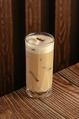 IMAGO Creative, Food, Trend, Iced Coffee Tall glass of iced coffee with creamy foam on top R_KUAL260517-2031170-01