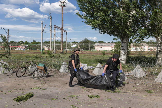 Aftermath of Russian airstrike in Kramatorsk and Druzhkivka DRUZHKIVKA, UKRAINE - MAY 21: Police officers pick up the body of a civilian killed in a Russian airstrike in Druzhkivka, Ukraine, May 21, 2026. Diego Herrera Carcedo Anadolu Druzhkivka Ukraine. Editorial use only. Please get in touch for any other usage.  Copyright: x2026xAnadoluxDiegoxHerreraxCarcedox