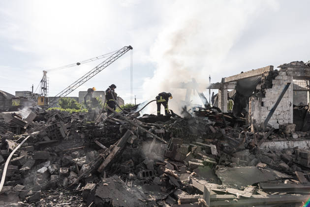 Aftermath of Russian airstrike in Kramatorsk and Druzhkivka KRAMATORSK, UKRAINE - MAY 21: Firefighters extinguish a fire following a Russian airstrike on the city of Kramatorsk, Ukraine, 21 May 2026 Diego Herrera Carcedo Anadolu Druzhkivka Ukraine. Editorial use only. Please get in touch for any other usage.  Copyright: x2026xAnadoluxDiegoxHerreraxCarcedox