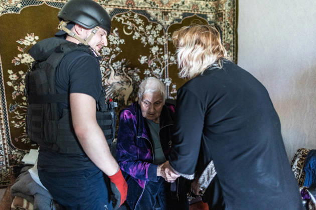 Aftermath of Russian airstrike in Kramatorsk and Druzhkivka DRUZHKIVKA, UKRAINE - MAY 21: Ukrainian emergency services evacuate a woman following ongoing Russian attacks in Druzhkivka, Ukraine, 21 May 2026 Diego Herrera Carcedo Anadolu Druzhkivka Ukraine. Editorial use only. Please get in touch for any other usage.  Copyright: x2026xAnadoluxDiegoxHerreraxCarcedox