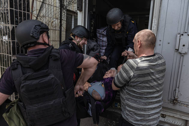 Aftermath of Russian airstrike in Kramatorsk and Druzhkivka DRUZHKIVKA, UKRAINE - MAY 21: Ukrainian emergency services evacuate a woman following ongoing Russian attacks in Druzhkivka, Ukraine, 21 May 2026 Diego Herrera Carcedo Anadolu Druzhkivka Ukraine. Editorial use only. Please get in touch for any other usage.  Copyright: x2026xAnadoluxDiegoxHerreraxCarcedox