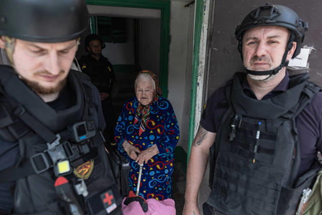 Aftermath of Russian airstrike in Kramatorsk and Druzhkivka DRUZHKIVKA, UKRAINE - MAY 21: Ukrainian emergency services evacuate a woman following ongoing Russian attacks in Druzhkivka, Ukraine, 21 May 2026 Diego Herrera Carcedo Anadolu Druzhkivka Ukraine. Editorial use only. Please get in touch for any other usage.  Copyright: x2026xAnadoluxDiegoxHerreraxCarcedox