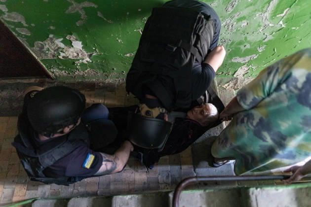 Aftermath of Russian airstrike in Kramatorsk and Druzhkivka DRUZHKIVKA, UKRAINE - MAY 21: Ukrainian emergency services evacuate a woman following ongoing Russian attacks in Druzhkivka, Ukraine, 21 May 2026 Diego Herrera Carcedo Anadolu Druzhkivka Ukraine. Editorial use only. Please get in touch for any other usage.  Copyright: x2026xAnadoluxDiegoxHerreraxCarcedox