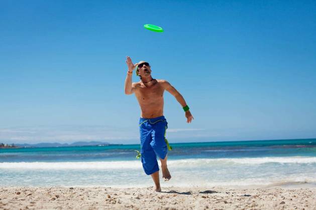 Young adult sporty man plays Frisby Frisbee in summer on beach holiday model released Symbolfoto Copyright: xjuniartx Panthermedia69874128.jpg