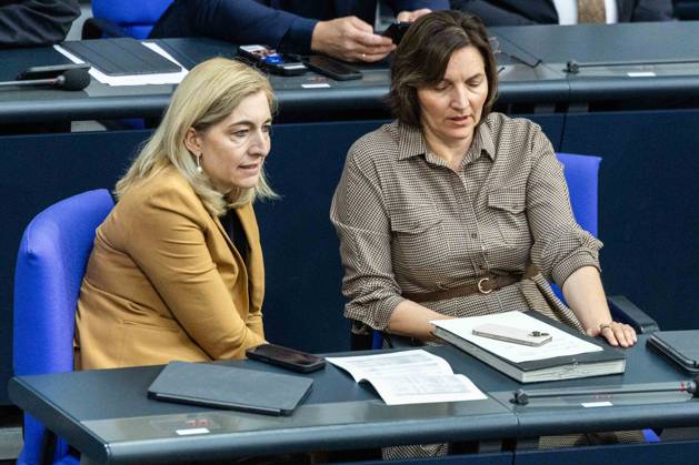 81 Session of the German Bundestag on 22 05 2026 in the plenary chamber of the Reichstag building in Berlin Nina Warken Federal Minister of Health Federal Minister of Health , left Mareike Wulf Parliamentary State Secretary in the Federal Ministry of Education Federal Ministry of Education, Family Affairs, Senior Citizens, Women and Youth , right xJRx