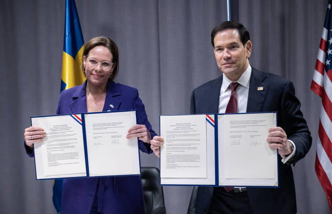 HELSINGBORG , SWEDEN 20260522 Minister for Foreign Affairs Maria Malmer Stenergard M and US Secretary of State Marco Rubio sign a Memorandum of Understanding on increased technology cooperation, including space technology, future mobile networks and AI during the NATO Foreign Ministers meeting at Sea U in Helsingborg on Friday HELSINGBORG SWEDEN x50090x  Copyright: xJohanxNilsson TTx NATOS UTRIKESMINISTERMÖTE HELSINGBORG 4GIJwvbP1Ck
