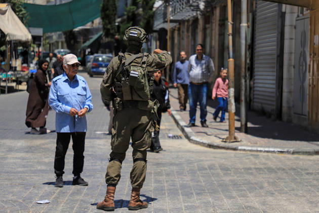 Israeli forces block entrances with iron barriers during settler raid in Hebron HEBRON, PALESTINE - MAY 23: Israeli settlers, under the protection of Israeli forces, raid the Old City area of Hebron in the southern West Bank, Palestine, on May 23, 2026. Blocking entrances and exits with iron barriers during the raid, Israeli forces restricted the movement of Palestinians. Amer Shallodi Anadolu Hebron West Bank. Editorial use only. Please get in touch for any other usage.  Copyright: x2026xAnadoluxAmerxShallodix