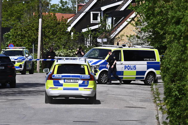 STOCKHOLM, SWEDEN 20260523 Police on the scene after three people have been shot at a villa in Älvsjö Two people have minor injuries, while one is initially thought to be more seriously injured A suspect has been arrested and work is underway to find out more about what happened STOCKHOLM SWEDEN x10090x  Copyright: xClaudioxBresciani TTx SKOTTLOSSNING ÄLVSJÖ IiKfEFZSc44