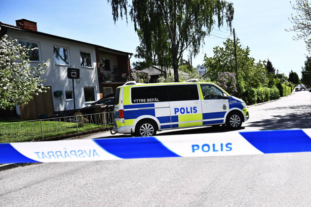 STOCKHOLM, SWEDEN 20260523 Police on the scene after three people have been shot at a villa in Älvsjö Two people have minor injuries, while one is initially thought to be more seriously injured A suspect has been arrested and work is underway to find out more about what happened STOCKHOLM SWEDEN x10090x  Copyright: xClaudioxBresciani TTx SKOTTLOSSNING ÄLVSJÖ ZBuhhF5zoTc