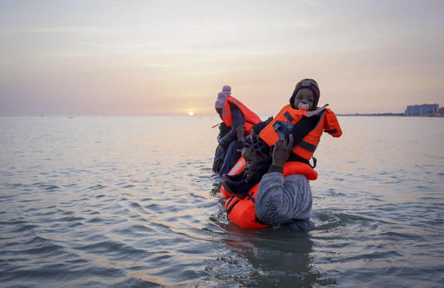 May 23, 2026, Dunkirk, Nord, France: Dunkirk, France. A family of migrants in the sea after failing to board an inflatable boat at the beach at Dunkirk, while attempting to cross the English Channel. More than 200,000 migrants have crossed the Channel in small boats since 2018. Dunkirk France  - ZUMAl94_ 20260523_zaf_l94_058 Copyright: xIoannisxAlexopoulosx