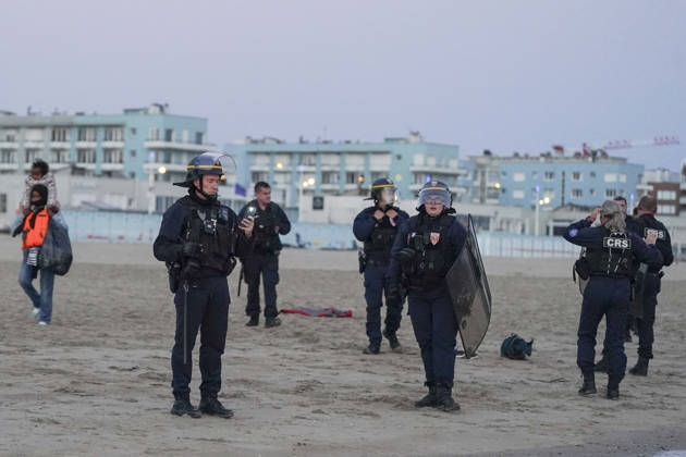 May 23, 2026, Dunkirk, Nord, France: Dunkirk, France. Riot control police (CRS) watch on as migrants board an inflatable boat at the beach at Dunkirk, while attempting to cross the English Channel. More than 200,000 migrants have crossed the Channel in small boats since 2018. Dunkirk France  - ZUMAl94_ 20260523_zaf_l94_066 Copyright: xIoannisxAlexopoulosx