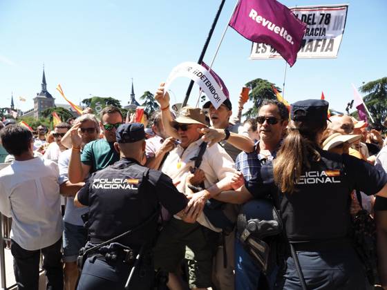 May 23, 2026, Madrid, Madrid, Spain: MADRID, SPAIN - MAY 23: Thousands of people gather at Plaza de ColoÂ³n, blocking and marching along the main avenues of the Spanish capital toward the Moncloa Arch, demanding the resignation of Spain s Prime Minister Pedro SoÂ¡nchez. Madrid Spain  - ZUMAh199 20260523_zip_h199_021 Copyright: xAaronxHerediax
