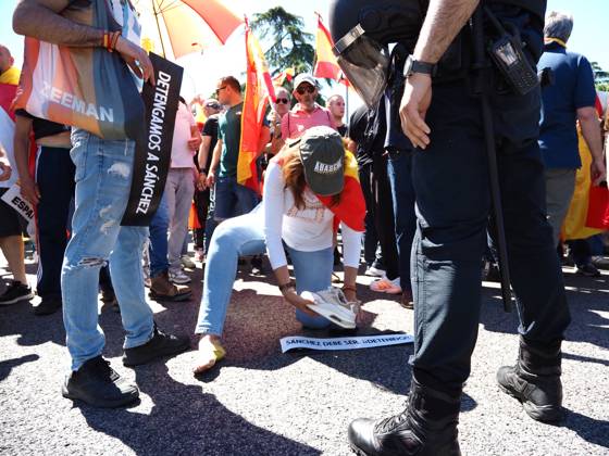 May 23, 2026, Madrid, Madrid, Spain: MADRID, SPAIN - MAY 23: Thousands of people gather at Plaza de ColoÂ³n, blocking and marching along the main avenues of the Spanish capital toward the Moncloa Arch, demanding the resignation of Spain s Prime Minister Pedro SoÂ¡nchez. Madrid Spain - ZUMAh199 20260523_zip_h199_018 Copyright: xAaronxHerediax