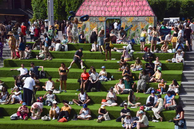 May 23, 2026, London, England, United Kingdom: People enjoy the sunshine on the steps in Granary Square in King s Cross as temperatures soar in the capital. London United Kingdom  - ZUMAv130 20260523_zip_v130_002 Copyright: xVukxValcicx