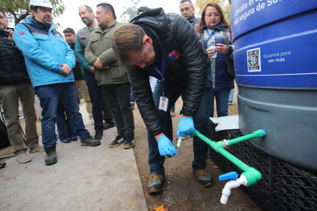 Santiago, May 23, 2026 Due to the scheduled cut of drinking water in eight municipalities of the capital, the free residual chlorine of water from an alternative supply pond is measured to ensure its quality and safety Jonnathan Oyarzun Aton Chile, Santiago Chile Aton 1158261  Copyright: JONNATHANxOYARZUN ATONxCHILE