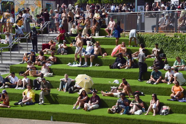 May 23, 2026, London, England, United Kingdom: People enjoy the sunshine on the steps in Granary Square in King s Cross as temperatures soar in the capital. London United Kingdom - ZUMAv130 20260523_zip_v130_005 Copyright: xVukxValcicx