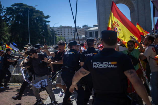May 23, 2026, Madrid, Spain: Police try to contain some demonstrators during the so-called March for Dignity, organized by the Spanish Civil Society platform, through the center of Madrid to demand the resignation of the Spanish Prime Minister, Pedro Sanchez. Madrid Spain - ZUMAs197 20260523_aaa_s197_216 Copyright: xDavidxCanalesx