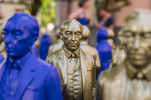 Adenauer art installation in Bad Honnef 23 05 26 Art installation by artist Ottmar Hörl with 200 gold and blue sculptures of the first Federal Chancellor Konrad Adenauer on the church square in Bad Honnef The presentat Copyright: xMarcxJohnx