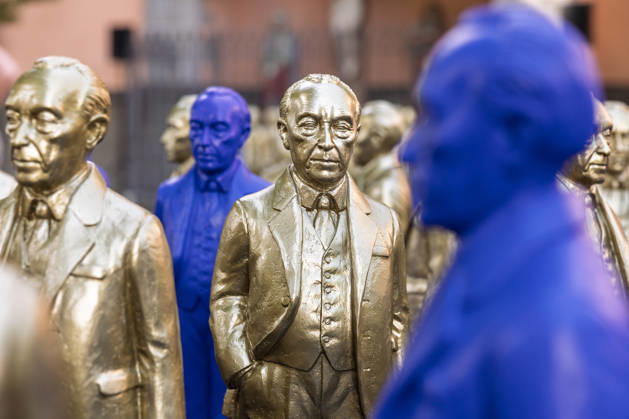 Adenauer art installation in Bad Honnef 23 05 26 Art installation by artist Ottmar Hörl with 200 gold and blue sculptures of the first Federal Chancellor Konrad Adenauer on the church square in Bad Honnef The presentat Copyright: xMarcxJohnx
