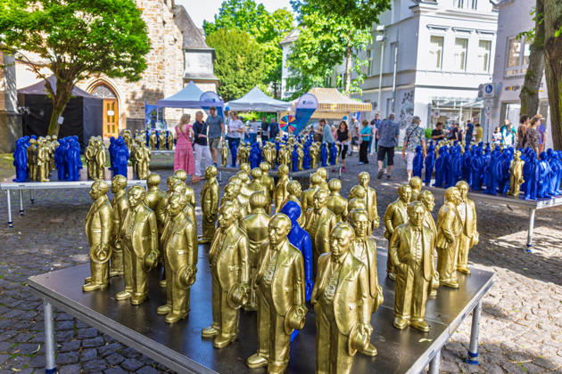 Adenauer art installation in Bad Honnef 23 05 26 Art installation by artist Ottmar Hörl with 200 gold and blue sculptures of the first Federal Chancellor Konrad Adenauer on the church square in Bad Honnef The presentat Copyright: xMarcxJohnx