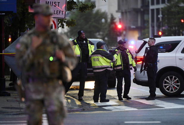 Multiple Shots Fired Half A Block From White House Complex Law enforcement, including members of the National Guard work the scene after multiple rapid-fire gunshots ring out outside the White House on May 23, 2026 in Washington, DC. A suspect was killed after opening fire on a Secret Service checkpoint outside the White House Saturday evening. Photo by Olivier Douliery ABACAPRESS.COM Washington DC United States  Copyright: xDoulieryxOlivier ABACAx
