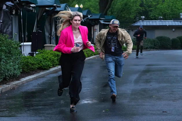May 23, 2026, Washington, District Of Columbia, USA: Members of the media clear the North Lawn following reports of alleged gun fire near the White House in Washington, DC. A man was shot by US Secret Service agents near the White House on Saturday after he opened fire with a handgun, according to a person familiar with the matter Washington USA - ZUMAs152 20260523_faa_s152_015 Copyright: xAaronxSchwartzx-xPoolxviaxCNPx
