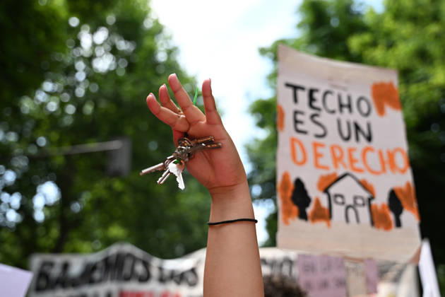 May 24, 2026, Madrid, Madrid, Spain: Thousands of demonstrators march through central Madrid to demand affordable housing and protest against rising rental prices, as the Spanish capital joins nationwide mobilizations calling for stronger housing protections and access to decent homes. Madrid Spain  - ZUMAd308 20260524_zsp_d308_009 Copyright: xJuanxCarlosxLucasx