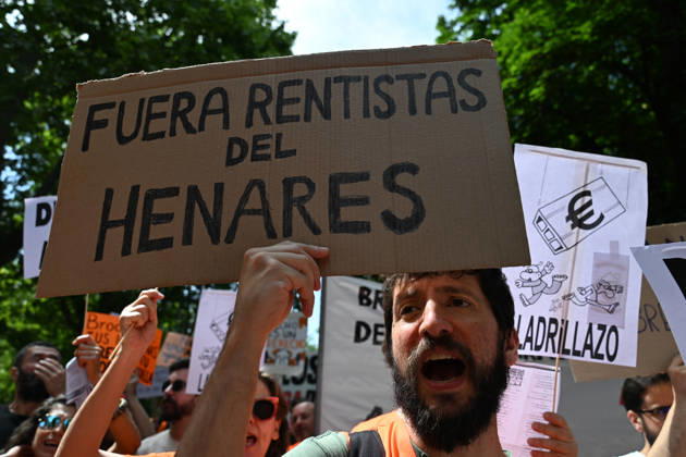 May 24, 2026, Madrid, Madrid, Spain: Thousands of demonstrators march through central Madrid to demand affordable housing and protest against rising rental prices, as the Spanish capital joins nationwide mobilizations calling for stronger housing protections and access to decent homes. Madrid Spain - ZUMAd308 20260524_zsp_d308_002 Copyright: xJuanxCarlosxLucasx