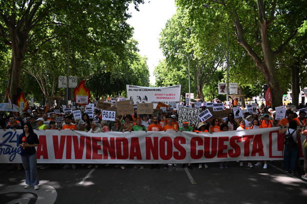 May 24, 2026, Madrid, Madrid, Spain: Thousands of demonstrators march through central Madrid to demand affordable housing and protest against rising rental prices, as the Spanish capital joins nationwide mobilizations calling for stronger housing protections and access to decent homes. Madrid Spain - ZUMAd308 20260524_zsp_d308_017 Copyright: xJuanxCarlosxLucasx